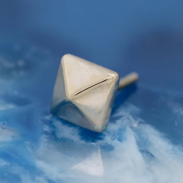 Body Vision BVLA Earrings threadless Square Pyramid Pin in Gold