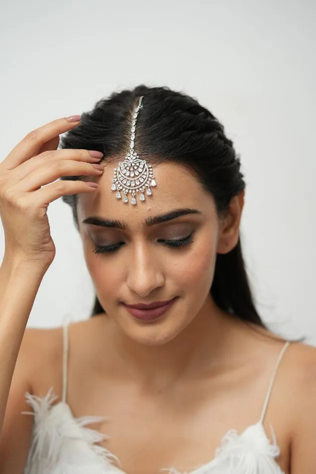 Earrings Attrangi Kira Oversized Diamond Maangtika