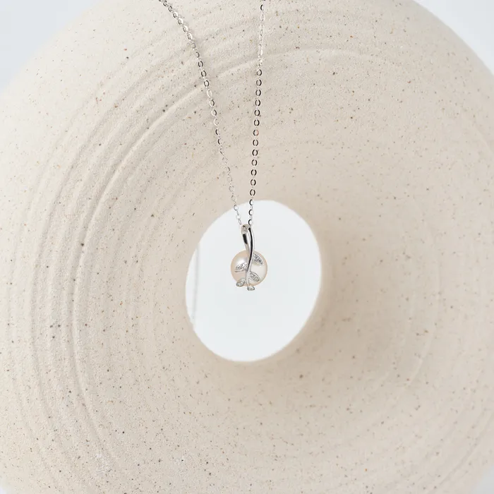 18K Solid Gold Diamond Hanadama Akoya Pearl Necklace KN00293 Pearly Lustre Necklaces