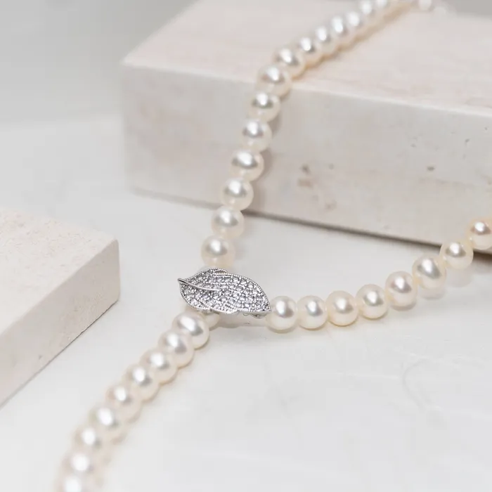 Necklaces Pearly Lustre Elegant Freshwater Pearl Necklace WN00196
