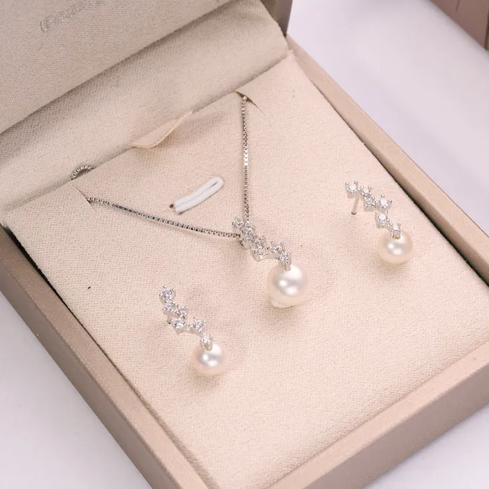 Necklaces Pearly Lustre Top Grade Freshwater Pearl Necklace WN00671 STARRY