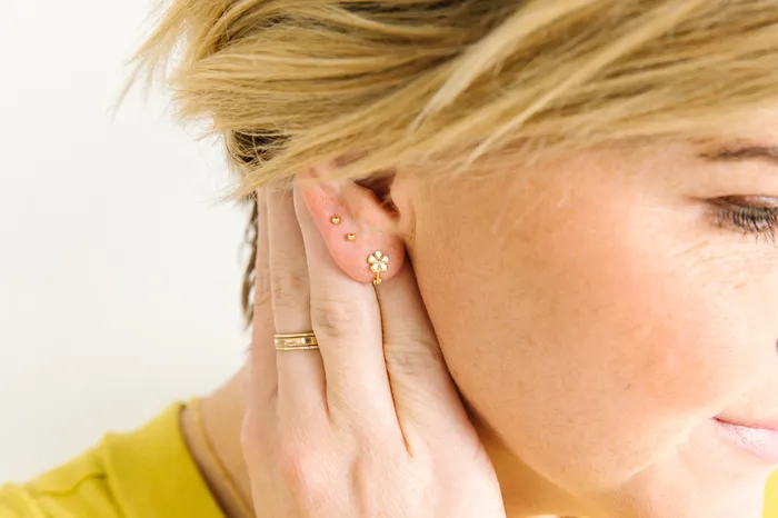 WANTME Earrings Dainty Daisy Huggie