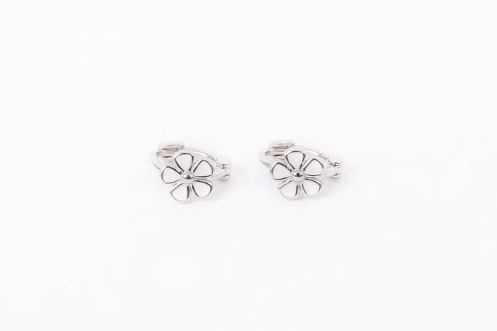 WANTME Earrings Dainty Daisy Huggie