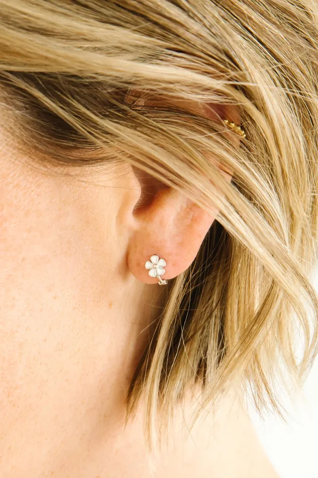 WANTME Earrings Dainty Daisy Huggie