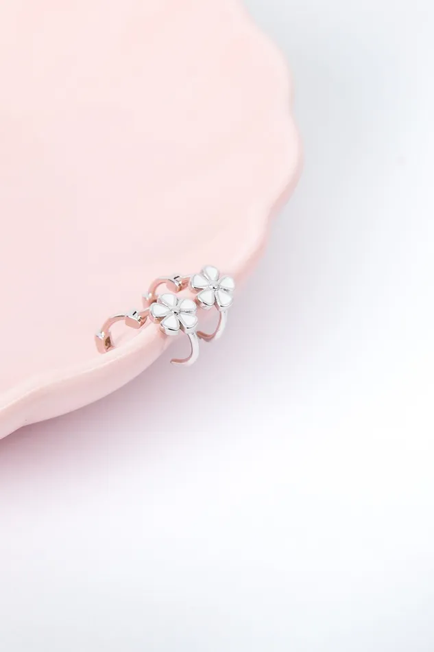 WANTME Earrings Dainty Daisy Huggie