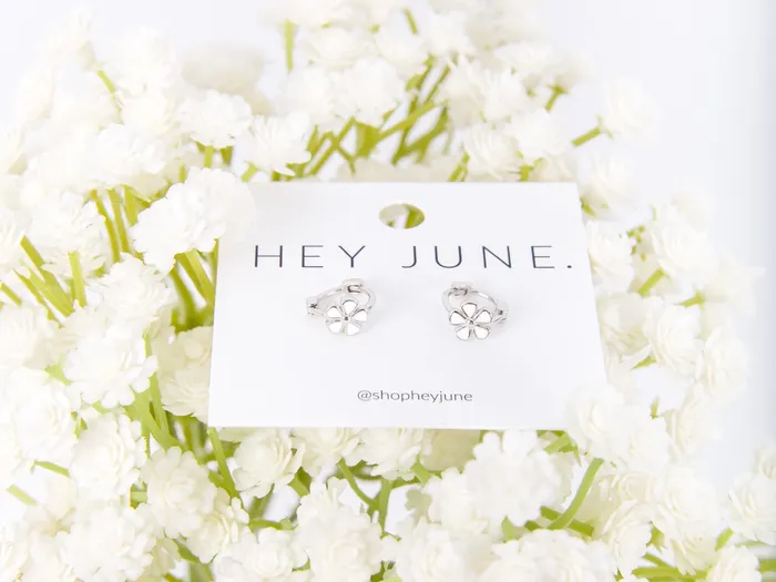 WANTME Earrings Dainty Daisy Huggie