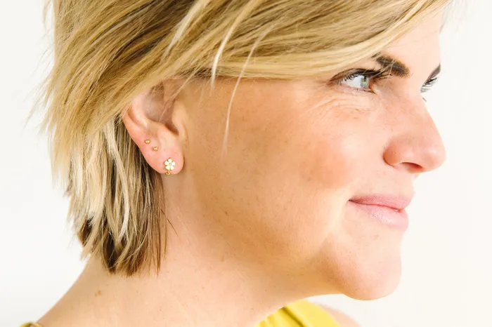 WANTME Earrings Dainty Daisy Huggie