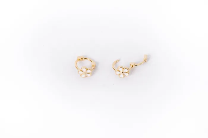 WANTME Earrings Dainty Daisy Huggie