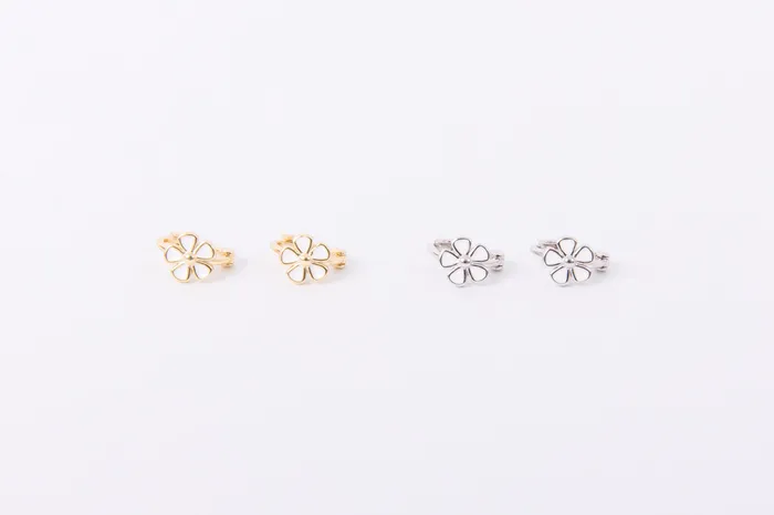 WANTME Earrings Dainty Daisy Huggie